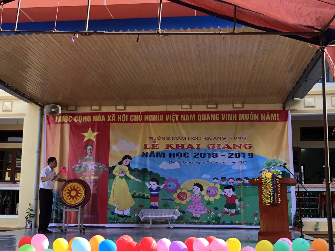 Đồng chí: Lê Văn Bí -  Thường vụ huyện ủy- PCT UBND Huyện đánh trống khai giảng và tặng hoa chúc mừng